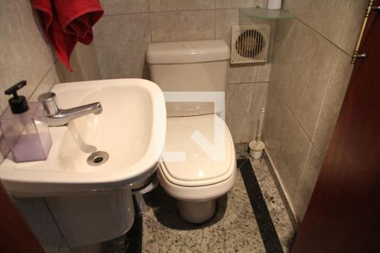 Lavabo 01 localizado entre a sala e a cozinha de casa para alugar com 3 quartos, 200m² em Vila Galvão, Guarulhos