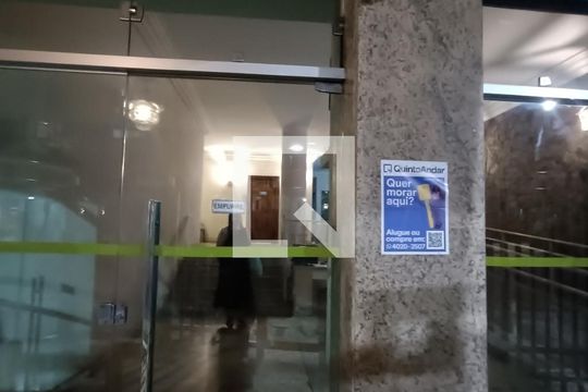 Fachada com cartaz QA de apartamento à venda com 4 quartos, 278m² em Copacabana, Rio de Janeiro