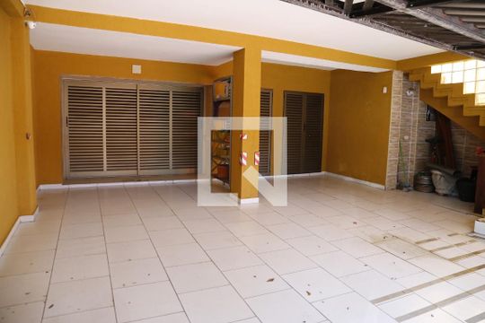 Garagem de casa para alugar com 4 quartos, 135m² em Parque Sao Domingos, São Paulo