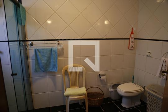 Banheiro da Suíte 1 de casa para alugar com 4 quartos, 135m² em Parque Sao Domingos, São Paulo