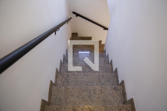 Escada de casa para alugar com 4 quartos, 135m² em Parque Sao Domingos, São Paulo