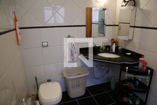 Banheiro da Suíte 1 de casa para alugar com 4 quartos, 135m² em Parque Sao Domingos, São Paulo