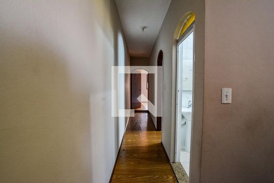 Corredor de casa à venda com 3 quartos, 209m² em Parque Gerassi, Santo André