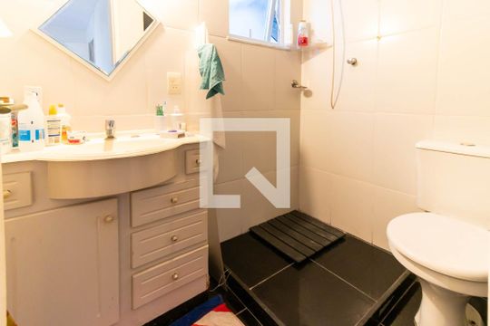 Banheiro Suíte Térreo de casa de condomínio à venda com 5 quartos, 354m² em São Francisco, Niterói