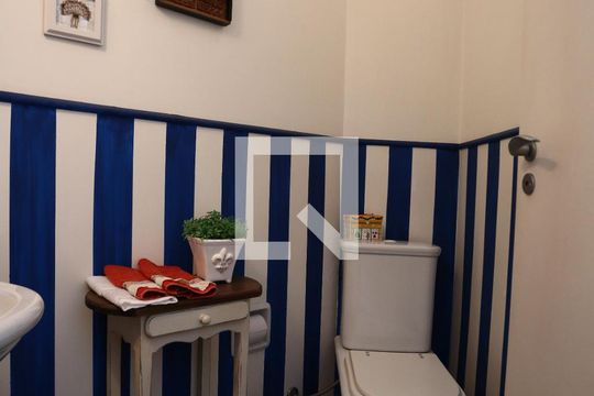 Lavabo de casa de condomínio à venda com 3 quartos, 330m² em Jardim Vitoria Regia, São Paulo