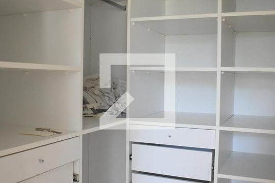Closet Quarto 1 de apartamento para alugar com 2 quartos, 53m² em Pilarzinho, Curitiba