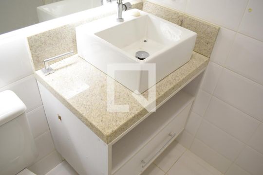 Banheiro de apartamento para alugar com 2 quartos, 53m² em Pilarzinho, Curitiba