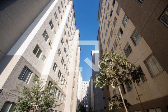 Fachada do bloco de apartamento para alugar com 2 quartos, 42m² em Jardim do Lago, Osasco