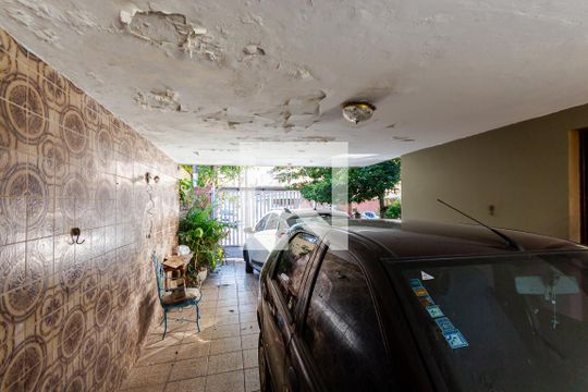 Garagem de casa à venda com 3 quartos, 221m² em Santa Terezinha, Santo André