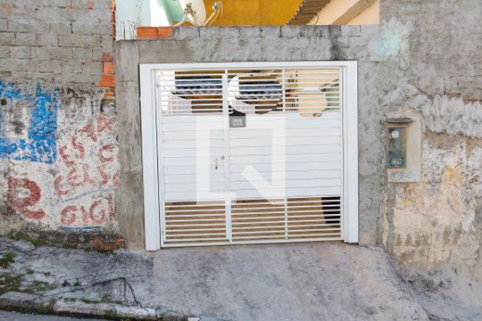 Fachada de casa à venda com 2 quartos, 160m² em Vila Yolanda, Osasco