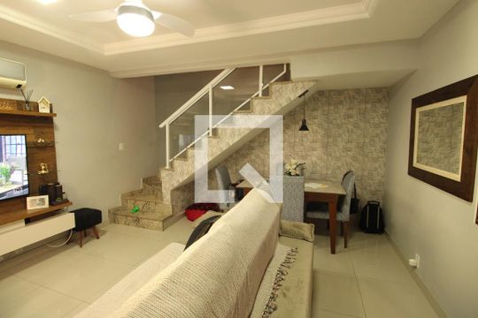 Sala de casa de condomínio à venda com 2 quartos, 68m² em Irajá, Rio de Janeiro
