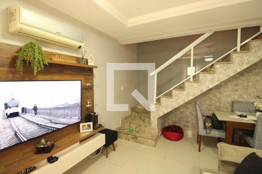 Sala de casa de condomínio à venda com 2 quartos, 68m² em Irajá, Rio de Janeiro