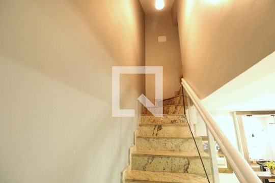 Escada de casa de condomínio à venda com 2 quartos, 68m² em Irajá, Rio de Janeiro