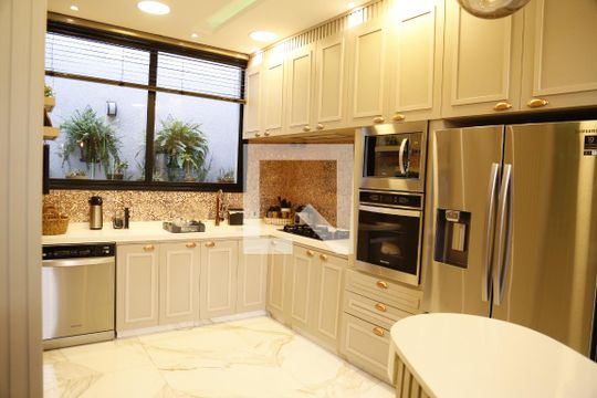 Cozinha de casa de condomínio à venda com 3 quartos, 350m² em City América, São Paulo