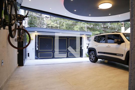 Garagem de casa de condomínio à venda com 3 quartos, 350m² em City América, São Paulo
