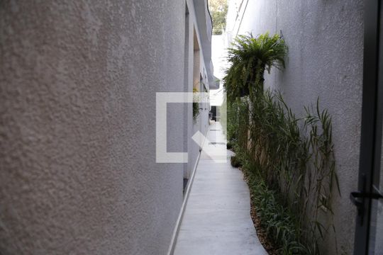 Corredor Lateral de casa de condomínio à venda com 3 quartos, 350m² em City América, São Paulo