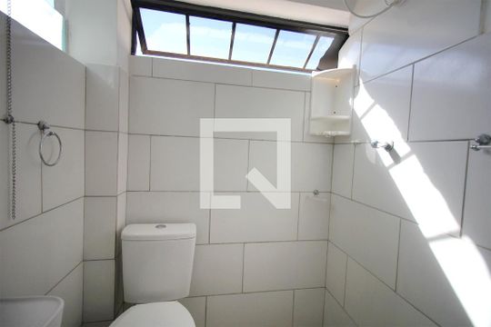 Banheiro de kitnet/studio para alugar com 1 quarto, 20m² em Santa Efigênia, Belo Horizonte