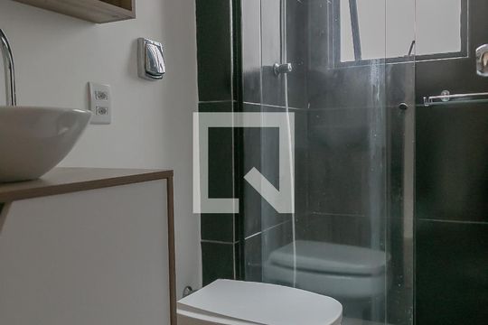 Banheiro de apartamento à venda com 1 quarto, 43m² em Azenha, Porto Alegre