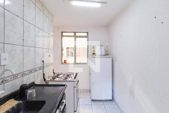 Cozinha e área de serviço de apartamento para alugar com 2 quartos, 65m² em Jardim Maria Beatriz, Carapicuíba