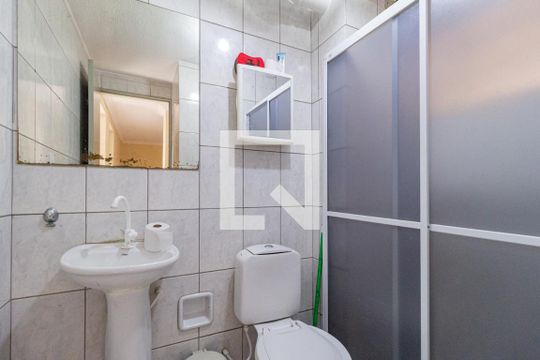 Banheiro de apartamento para alugar com 2 quartos, 65m² em Jardim Maria Beatriz, Carapicuíba