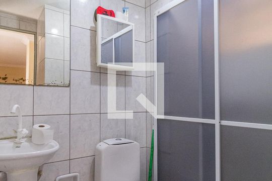 Banheiro de apartamento para alugar com 2 quartos, 65m² em Jardim Maria Beatriz, Carapicuíba