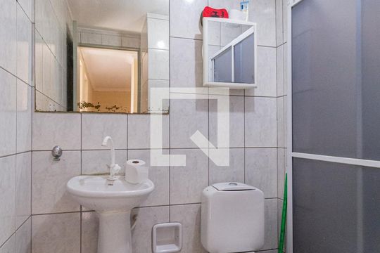 Banheiro de apartamento para alugar com 2 quartos, 65m² em Jardim Maria Beatriz, Carapicuíba