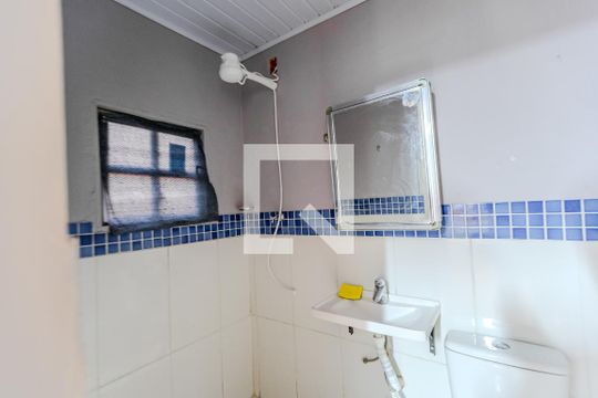 Banheiro de casa para alugar com 2 quartos, 55m² em Vila São José, Porto Alegre