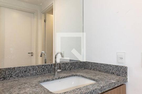 Banheiro de kitnet/studio para alugar com 1 quarto, 31m² em Indianópolis, São Paulo