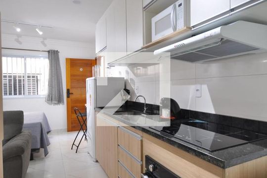 Cozinha de apartamento para alugar com 1 quarto, 26m² em Vila Nivi, São Paulo