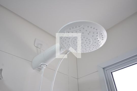 Banheiro de apartamento para alugar com 1 quarto, 26m² em Vila Nivi, São Paulo