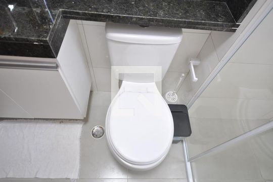 Banheiro de apartamento para alugar com 1 quarto, 26m² em Vila Nivi, São Paulo
