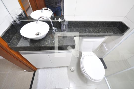 Banheiro de apartamento para alugar com 1 quarto, 26m² em Vila Nivi, São Paulo