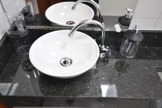 Banheiro de apartamento para alugar com 1 quarto, 26m² em Vila Nivi, São Paulo