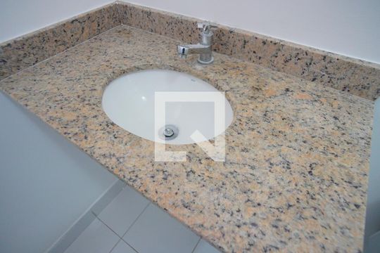 Banheiro da Suíte de apartamento à venda com 2 quartos, 63m² em Humaitá, Porto Alegre