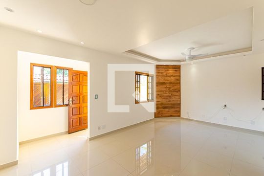 Sala de casa à venda com 3 quartos, 165m² em Serra Grande, Niterói