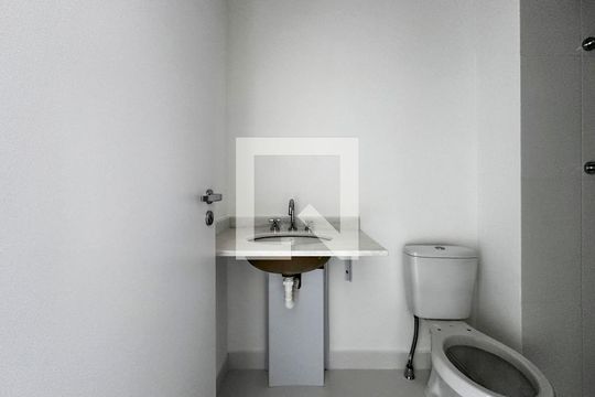 Banheiro de kitnet/studio à venda com 1 quarto, 27m² em Santo Amaro, São Paulo
