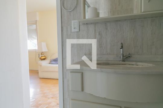 Banheiro de kitnet/studio para alugar com 1 quarto, 44m² em Praia de Belas, Porto Alegre