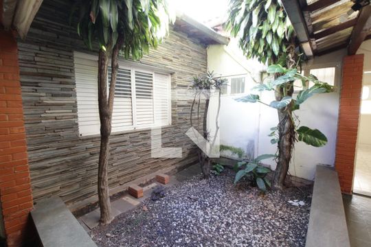 Jardim de casa para alugar com 6 quartos, 375m² em Saraiva, Uberlândia