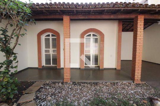 Fachada de casa para alugar com 6 quartos, 375m² em Saraiva, Uberlândia
