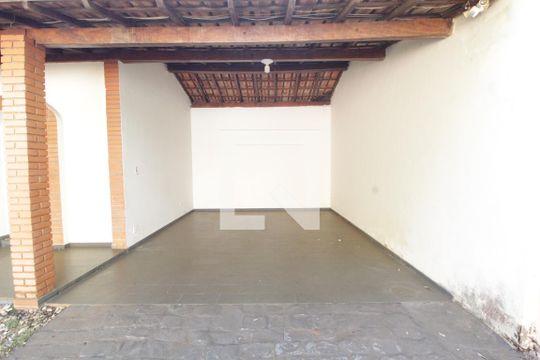 Garagem de casa para alugar com 6 quartos, 375m² em Saraiva, Uberlândia