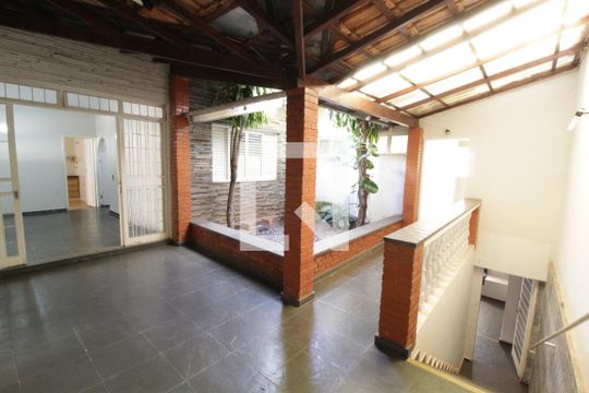 Jardim de casa para alugar com 6 quartos, 375m² em Saraiva, Uberlândia