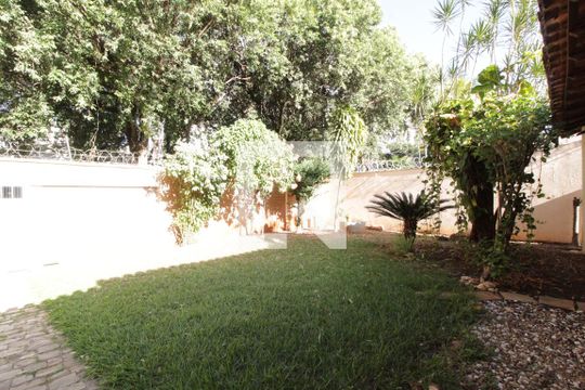 Jardim de casa para alugar com 6 quartos, 375m² em Saraiva, Uberlândia