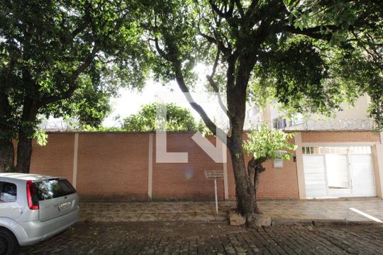 Fachada de casa para alugar com 6 quartos, 375m² em Saraiva, Uberlândia