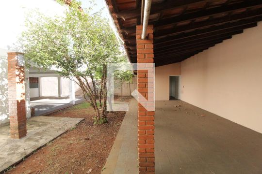 Varanda de casa para alugar com 6 quartos, 375m² em Saraiva, Uberlândia