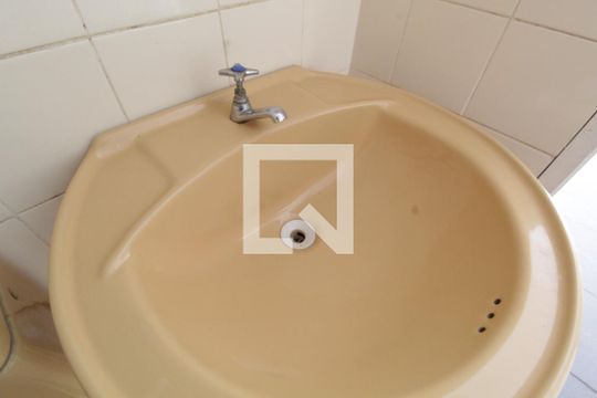 Banheiro de serviço de casa para alugar com 6 quartos, 375m² em Saraiva, Uberlândia