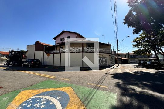 Fachada de casa à venda com 3 quartos, 199m² em Vila Camilopolis, Santo André