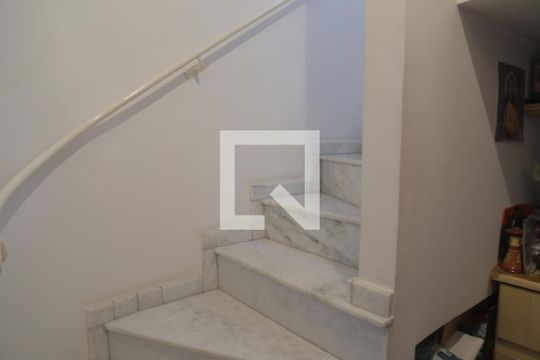 Escada 2 de casa à venda com 5 quartos, 350m² em São Judas, São Paulo