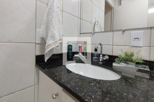 Banheiro de apartamento à venda com 2 quartos, 55m² em Jardim Miranda, Campinas