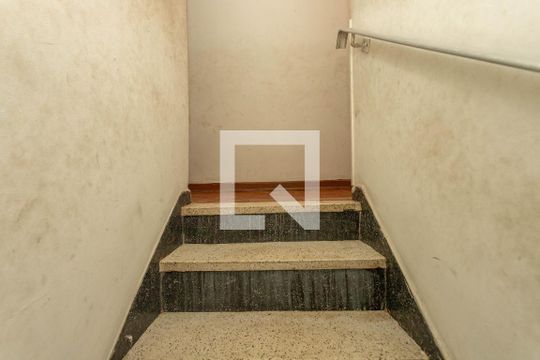 Escada de casa para alugar com 3 quartos, 130m² em Taboão, São Bernardo do Campo