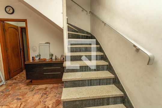 Escada de casa para alugar com 3 quartos, 130m² em Taboão, São Bernardo do Campo